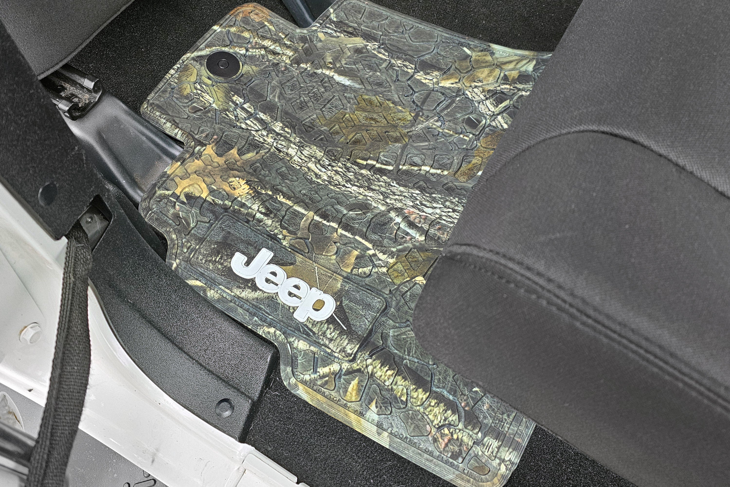 Jeep Floor Mats 14-18 Jeep Wrangler JKU 4 Dr 4 Piece Tire Tread/Scorched Earth Scene w/ Jeep Insert - Rugged Woods w/ Pink insert FlexTread