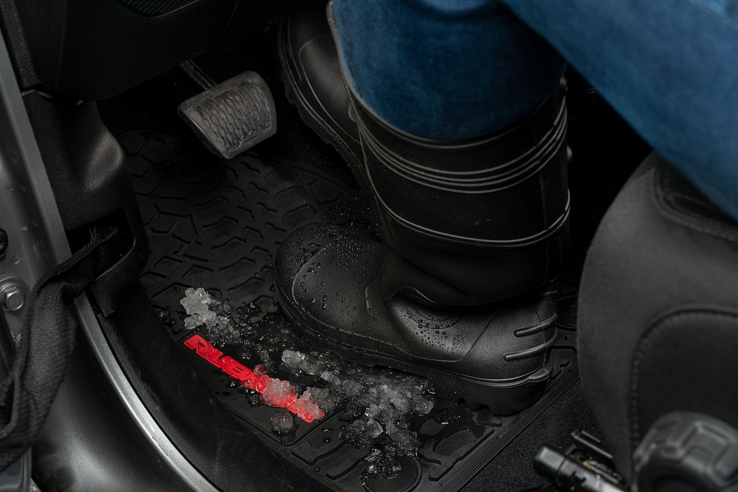 Jeep Floor Mats 07-13 Jeep Wrangler JKU 4 Dr 4 Piece Tire Tread/Scorched Earth Scene w/ Wrangler Insert - Rugged Woods w/ Pink insert FlexTread